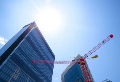 Bauarbeiter bei der Arbeit an einem Wolkenkratzer in Singapur