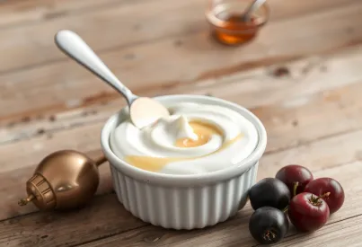 Porzellanschale mit Quark, Honigtropfen und Erdbeeren auf Holztisch