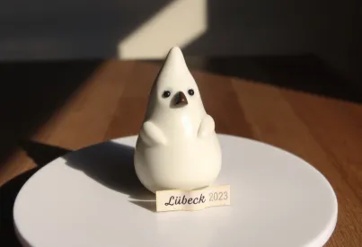 Handgefertigte Marzipanfigur in Igel-Form mit Schokoladendetails auf Keramikteller, Herkunft Lübeck 2023