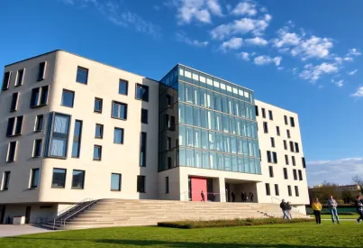 Architektonisches Beispiel für Postmoderne: Asymmetrische Fassade mit Beton, Glas und Stahl