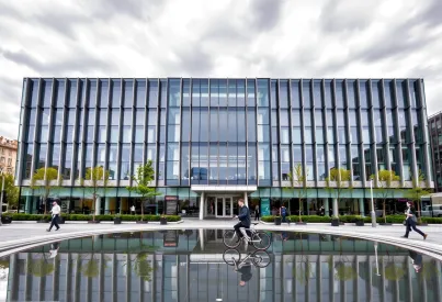 Moderne Architektur: Glas-Stahl-Gebäude mit geometrischen Formen und urbanem Umfeld