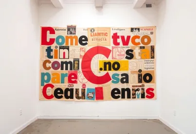 Collage aus Typografie und Farben: Kunstwerk in Barcelonas Altstadtatelier