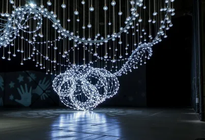 Lichtinstallation in ehemaliger Textilfabrik Leipzig: LED-Spirale und Glaskugeln erzeugen dynamische Lichtreflexionen