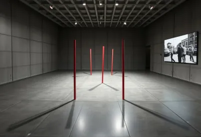 Kunstausstellung: "Vergänglichkeit und Wandel" – Installation mit Stahlpfeilern, Tonplatten und urbanen Fotos der 1980er Jahre in Berlin