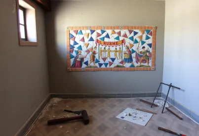 Mosaikarbeit eines antiken römischen Triumphzugs in einem Atelier in Ravenna