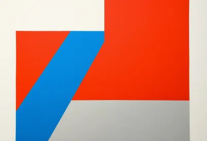 Fotografie einer Leinwand mit geometrischen Farbfeldern in Blau, Rot und Grau sowie pastellfarbenem Hintergrund im Stil der 1950er Jahre