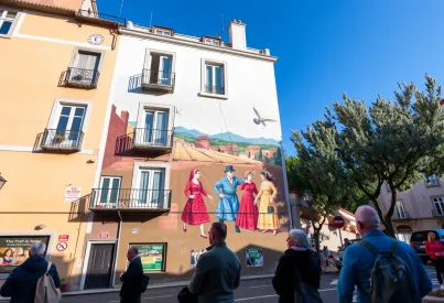 Mural eines traditionellen sardischen Festes schmückt Gebäude in Lissabon