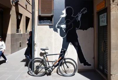 Stencil Art in Barcelonas Seitengasse: Gitarristensilhouette auf Backsteinmauer