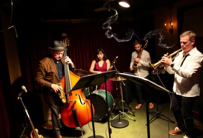 Jazz-Performance einer achtköpfigen Band in einem Club in New Orleans