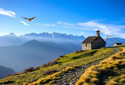 Andenlandschaft mit Gebirgspfad, schneebedeckten Gipfeln und verfallenem Steinhaus