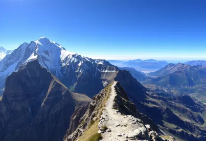 Panorama der Anden: Schneebedeckte Gipfel und karge Felslandschaften