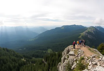 Panorama der Karpaten: Wälder, Felsen und Wanderer im Nebelspiel