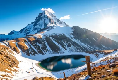 Landschaft des Kaukasus: Schneebedeckte Gipfel, Bergsee und Bergkiefern im Abendlicht
