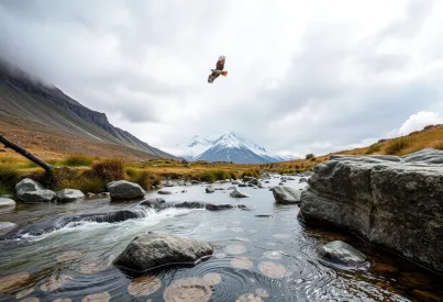 Landschaft im Kaukasus: Felsmassiv, Gebirgsbach und Adler im Einklang mit der Natur