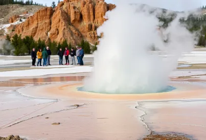 Beobachtung einer Heißwasserquelle im Yellowstone-Nationalpark: Geothermische Aktivität und mineralische Formationen