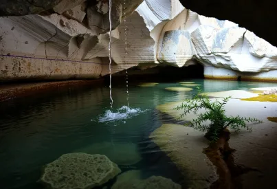 Unterirdische Höhle mit Kalksteinfelsen und mineralischen Ablagerungen: Beschreibung einer natürlichen Wasserquelle