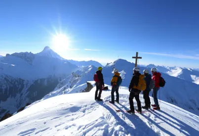 Wanderer auf dem Großglockner: Ein klarer Himmel über schneebedeckten Gipfeln und stiller Natur