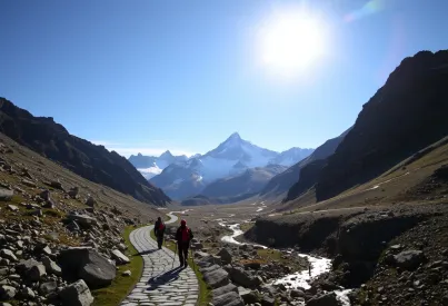 Wanderweg durch die Berner Alpen mit Blick auf Eiger und steile Klippen