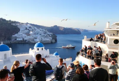 Kreuzfahrtschiff im Hafen von Santorini: Touristen genießen die Aussicht auf die Küstenlandschaft Griechenlands