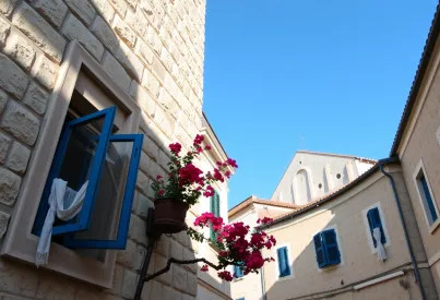 Frühmorgen in einer menschenleeren Altstadtgasse von Dubrovnik: Architektur und Atmosphäre