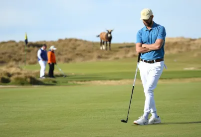 Golfer auf dem Fairway von St. Andrews Links in Schottland