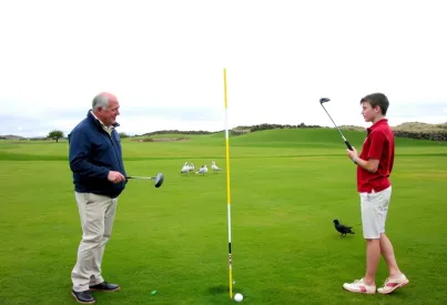 Golfausbildung auf einem schottischen Golfplatz nahe St. Andrews: Ein Ausbilder erklärt einem Schüler die Schlagtechnik