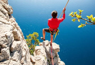 Kletterer überwindet anspruchsvollen Überhang in Kalymnos, Griechenland