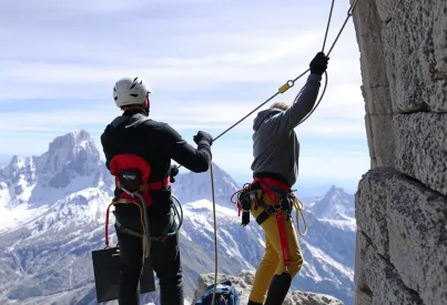 Sicherheitsausrüstung und Teamarbeit beim Klettern in den Alpen