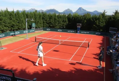 Regionales Jugendtennisturnier auf Sandplatz vor Alpenkulisse