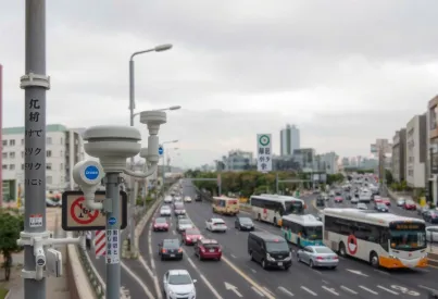 Sensoren zur Überwachung der Luftqualität und des Verkehrsflusses in Tokio montiert an Straßenlaternen