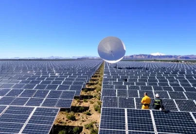 Techniker überprüfen Effizienz eines Solarfeldes mit Parabolrinnenkollektoren vor der Sierra Nevada