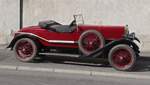 Ein Alvis 12/50, ein in England gebauter Sportwagen aus den sp�ten 1920er-Jahren, ist schr�g von vorn in Angoul�me in Frankreich zu sehen.