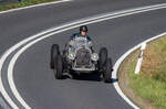 Ein Alvis 12/50 von 1934 f�hrt bei einem Bergrennen in W�rgau um eine Kurve, schr�g von vorn zu sehen.