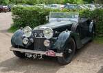 Ein Alvis Speed 20 SC von 1935 steht schr�g von vorn auf einem Parkplatz.