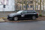 Ein schwarzer Audi A4 Avant von Miles Mobility steht am Stra�enrand in Berlin-Charlottenburg, schr�g von vorn aufgenommen.