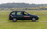 Ein Chevrolet Corsa ist als Zugfahrzeug am Flugplatz Borkenberge in L�dinghausen, Nordrhein-Westfalen, zu sehen.
