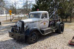 Ein Dodge-Abschleppwagen von 1936 steht schr�g von vorn an der Yaphank Garage auf Long Island.