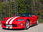 Ein roter Dodge Viper RT/10 mit wei�en Streifen ist auf der Classic-Gala in Schwetzingen schr�g von vorn zu sehen.