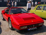 Ein roter Ferrari 328 GTS ist bei einem Motortreffen in M�nchen schr�g von vorn zu sehen. Die Aufnahme entstand am 21. Juli 2024.