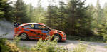 Ein orangefarbener Ford-Rallyewagen f�hrt beim Shakedown in Rannakyl�, Muurame, schr�g von vorn �ber die Strecke.
