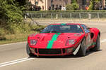 Ein roter Ford GT40 von 1966 f�hrt beim Solitude Revival 2022 schr�g von vorn �ber die Stra�e.