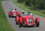 Ein roter Healey Silverstone von 1949 f�hrt auf dem N�rburgring, von vorn zu sehen.