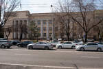 Ein Fahrzeug der Marke Hyundai ist auf der Abylai-Khan-Allee in Almaty von der Seite im Verkehr zu sehen.