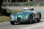 Ein gr�ner Jaguar C-Type f�hrt beim Solitude Revival 2022 schr�g von vorn �ber die Strecke; zwei Personen sitzen im offenen Wagen. Die Aufnahme entstand am 16. Juli 2022.