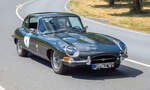 Ein dunkelgr�ner Jaguar E-Type f�hrt schr�g von vorn auf einer Stra�e beim Oldtimertreffen 2022 in Kulmbach. Die Aufnahme entstand am 26. Juni 2022.