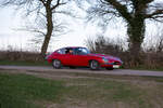 Ein roter Jaguar E-Type ist bei einer Sonderpr�fung der 18. ADAC Stormarn Classic in Zarpen in Schleswig-Holstein schr�g von vorn zu sehen. Die Aufnahme entstand am 5. April 2025.