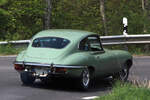 Ein Jaguar E-Type 4.2 2+2 mit Sechszylinder-Reihenmotor und Baujahr 1969 ist von der Seite zu sehen. Das Foto entstand am 4. Mai 2013; Kennzeichen und Startnummer des Fahrzeugs wurden entfernt.