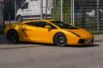 Ein gelber Lamborghini Gallardo ist bei einem Motortreffen in M�nchen schr�g von vorn zu sehen.