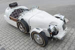 Ein wei�er Lomax 223 ist in Babenhausen schr�g von vorn zu sehen.