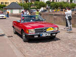 Ein Mercedes-Benz SL der Baureihe R107 �berquert w�hrend der ADAC Deutschland Klassik 2025 die Alte Br�cke in Heidelberg.
